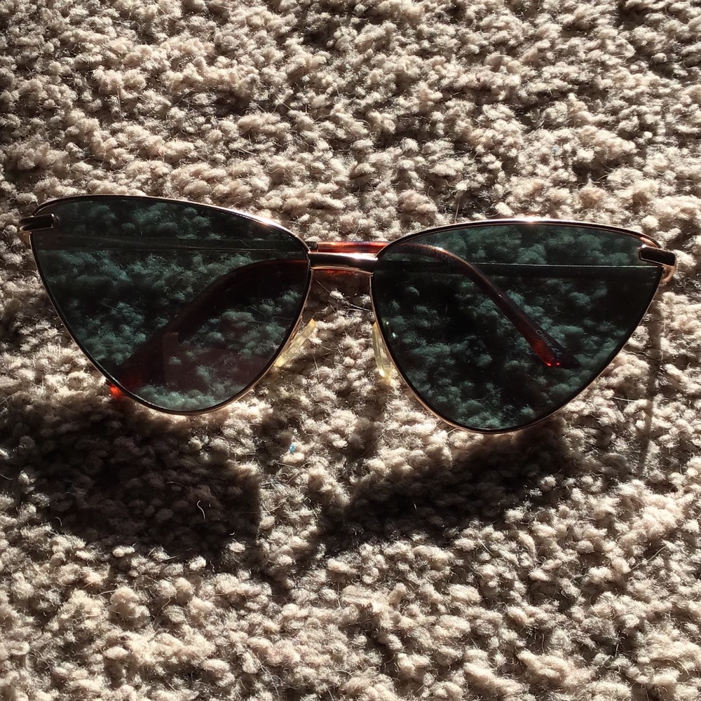 🎉Host Pick 🎉 Monochrome pink Fashion sunglasses